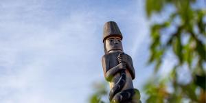 sʔi:ɬqəy̓ qeqən (double-headed serpent post), Brent Sparrow, Musqueam (photo: Jamil Rhajiak/UBC Brand & Marketing)