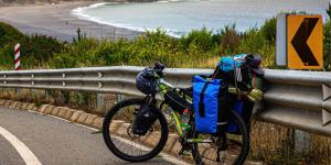 Bike on road (photo: Pexels/Alexis Leandro Jeria Bocca)